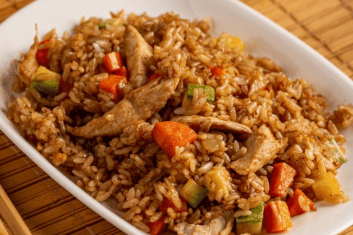 Risoto de shoyu com frango cenoura e abobrinha uma refeição saborosa e reconfortante