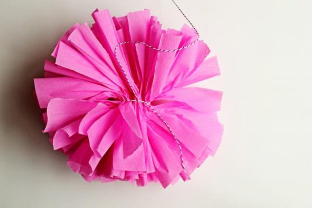 como fazer pompons de papel 