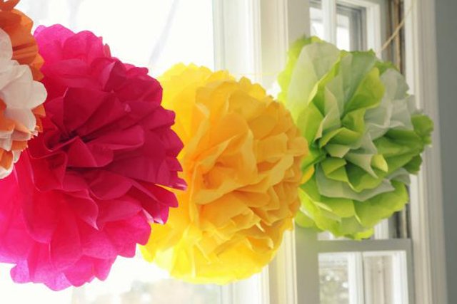 pompons de papel coloridos