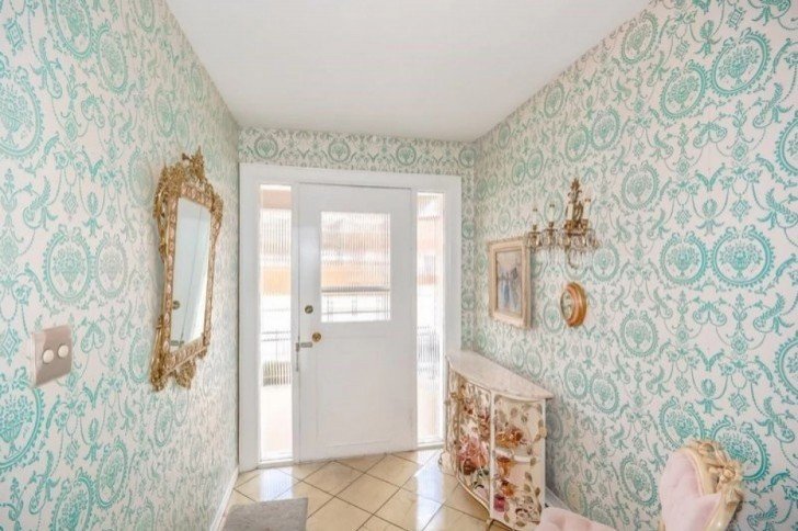 14667 2 - Uma senhora de 96 anos quer vender sua casa. O corretor não acredita no que encontrou dentro