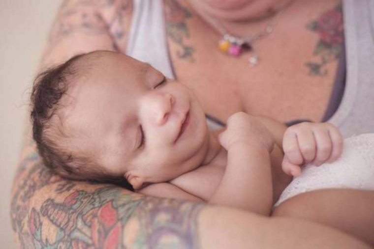 1504230458 982 familia adotiva foge do hospital ao ver a cara da bebe entao sua mae faz algo que ninguem esperava