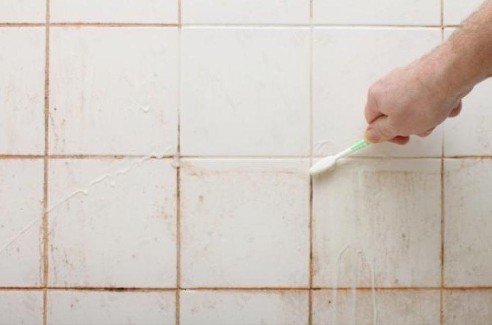 A forma mais rápida de limpar seus azulejos a