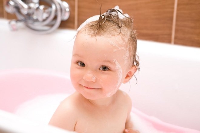 Bebê tomando banho