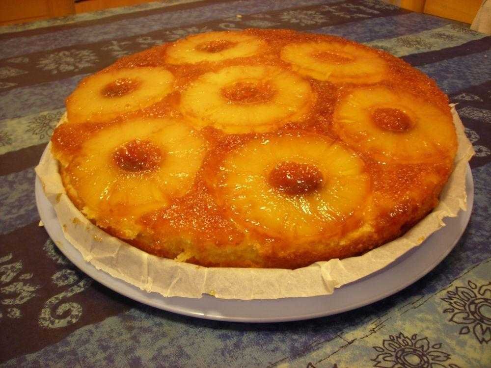 Bolo de abacaxi gelado com calda de caramelo