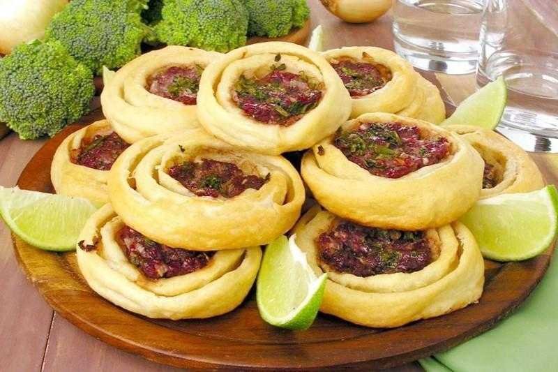 Esfirrinha folhada de carne com brócolis