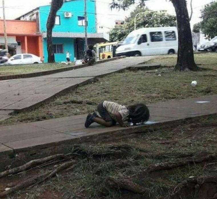 Imagem de menina morrendo de sede a beber água de uma poça indigna o mundo inteiro D
