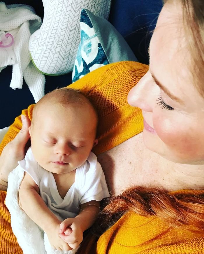 Mae compartilha sua “visao” honesta de seu bebe com sindrome