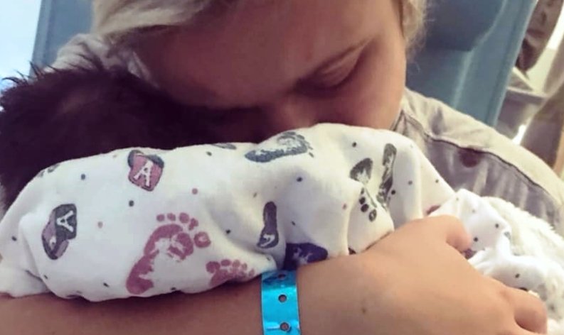 mãe faz apelo após bebê de 12 dias morrer