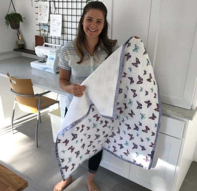 Mãe usa camisas antigas para fazer vestidos para as filhas e o resultado é incrível