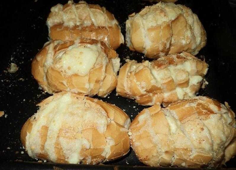Pão francês assado com creme de alho