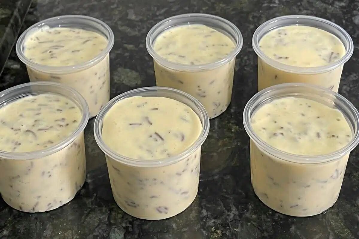Sobremesa rápida de geladeira deliciosa e feita com poucos ingredientes