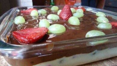 Bombom de travessa com uvas ou morangos