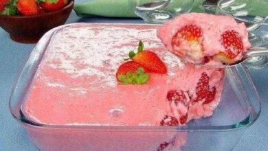 Mousse de morango escondido na travessa