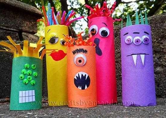 Monstros com rolos de papelão