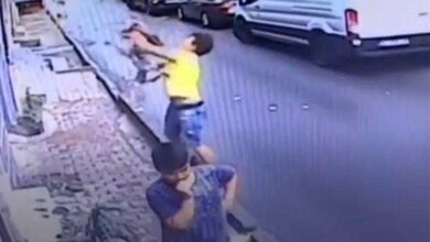 Adolescente salva criança que caiu do 2º andar de prédio na Turquia – veja o vídeo