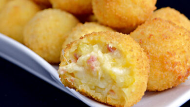 Bolinha de batata recheada