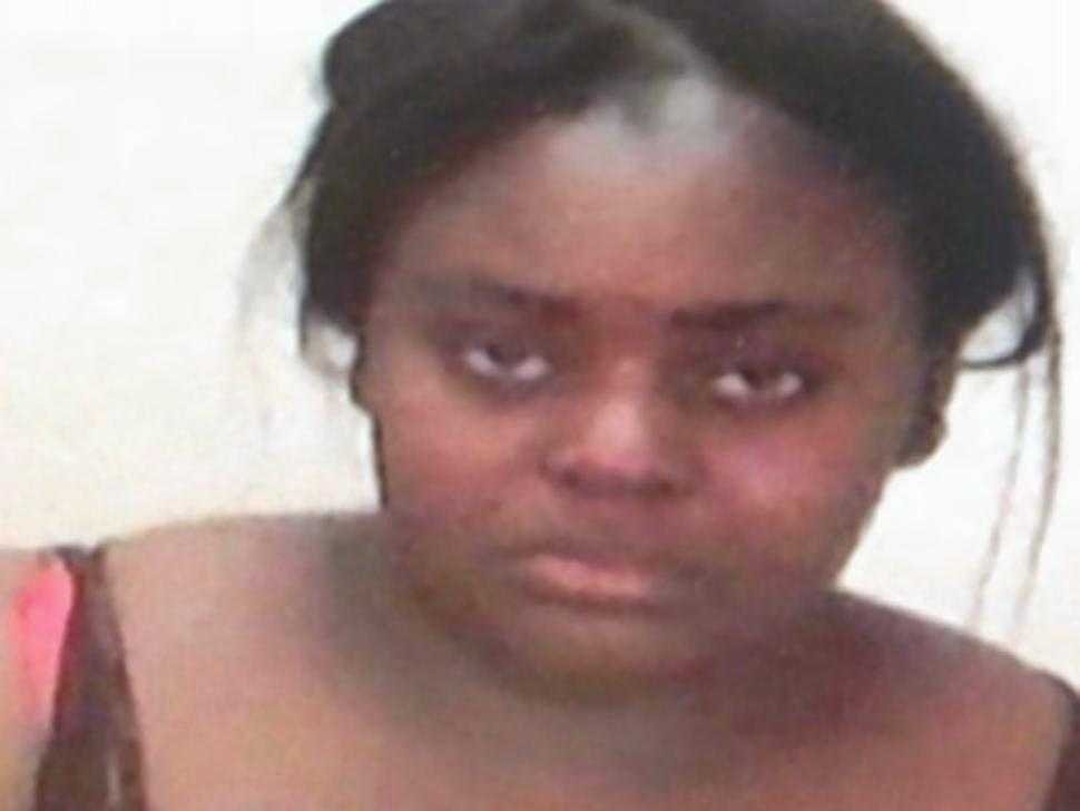 Mãe joga bebê de carro em movimento em tentativa de atrair atenção do pai