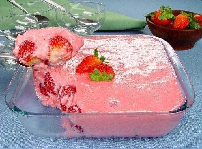 Mousse de morango escondido na travessa